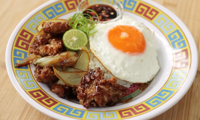 Ayam goreng krispi saus mentega dihidangkan bersama telur mata sapi. (YouTube)